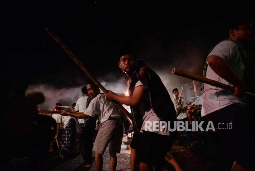 Sejumlah pemeran mementaskan drama kolosal Surabaya Membara di Jalan Tugu Pahlawan, Surabaya, Jawa Timur, Kamis (9/11). Drama yang menceritakan perjuangan arek-arek Suroboyo mempertahankan kemerdekaan RI tersebut dalam rangka memperingati Hari Pahlawan.