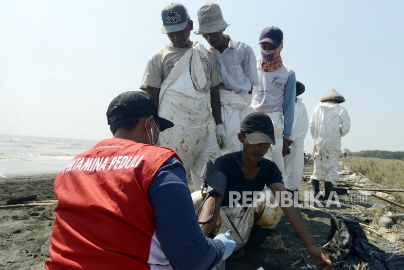 Sejumlah tim medis Pertamina saat memeriksa kesehatan pekerja di Pantai Sedari, Karawang, Jawa Barat, Kamis (1/8).