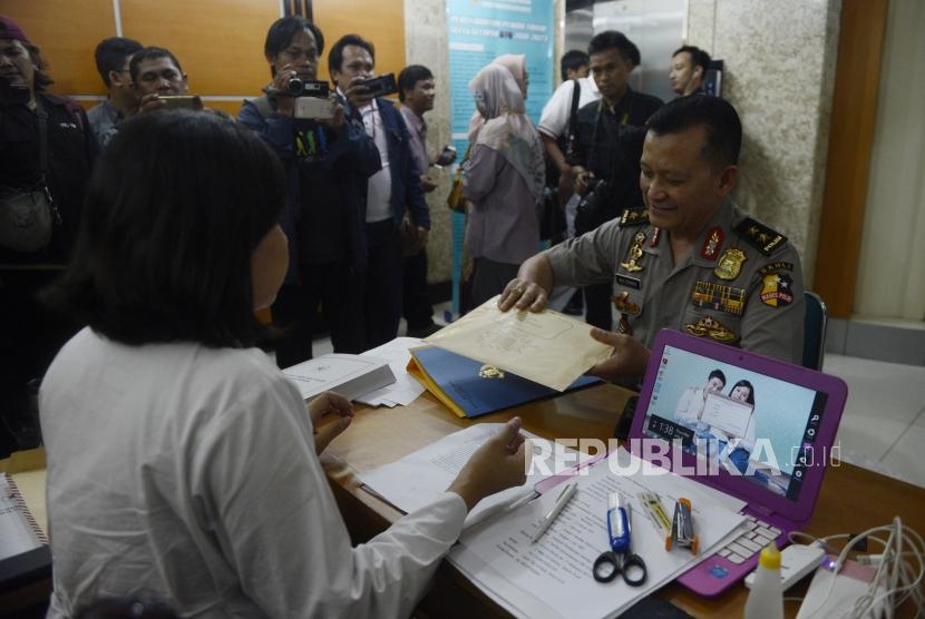 Staf Ahli Kapolri, Irjen Ike Edwin saat melakukan registrasi antrean pendaftaran calon pimpinan KPK di Gedung I Sekretariat Negara, Jakarta, Kamis (4/7/2019) lalu.