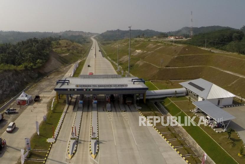 Foto aerial Gerbang Bakauheni Selatan Jalan Tol Trans Sumatera (JTTS) , Lampung, Ahad (10/6).