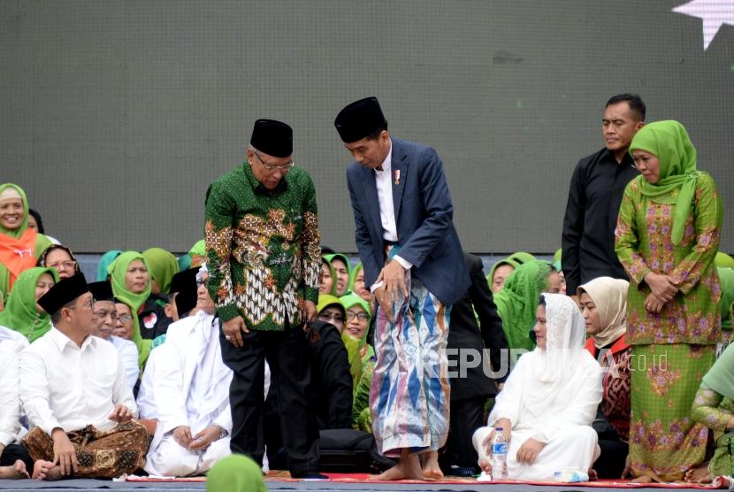 Presiden Joko Widodo bersiap memberikan sambutan pada Harlah Ke-73 Muslimat NU di Stadion Utama Gelora Bung Karno, Senayan, Jakarta, Ahad (27/1).