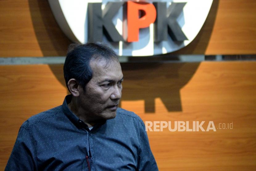 Wakil Ketua KPK Saut Situmorang usai menyampaikan keterangan pers penetapan tersangka baru di Gedung KPK, Jakarta, Selasa (13/8).