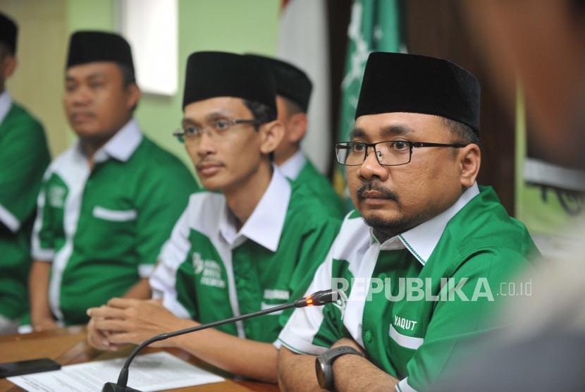 Ketua GP Ansor, Yaqut Cholil Qoumas (kanan), bersama Sekjen GP Ansor, Abdul Rochman (kiri), memberikan keterangan kepada media terkait pembakaran bendera HTI di DPP GP Ansor, Jakarta, Rabu (24/10).