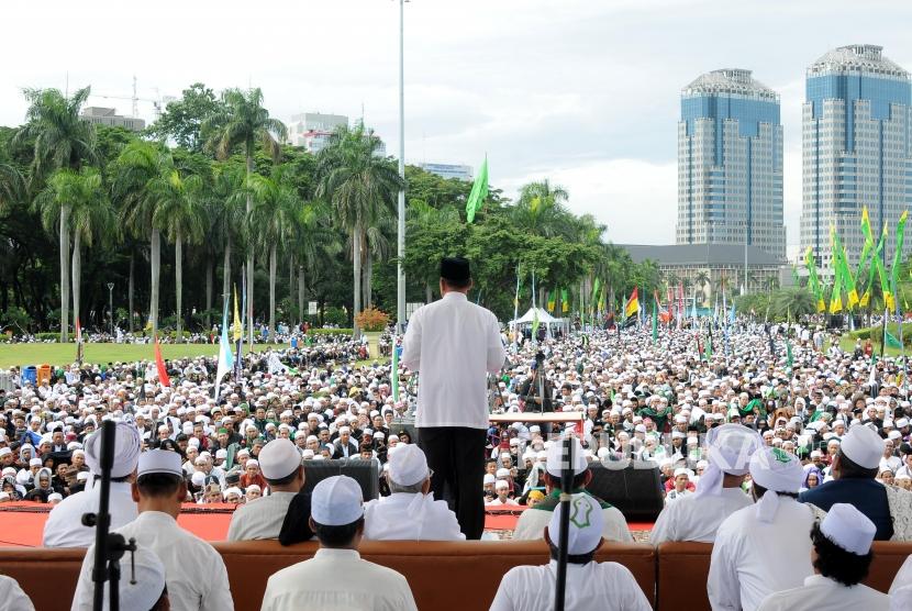 Panglima TNI Jenderal TNI Gatot Nurmantyo menyamaikan sambutan dihadapan para umat Muslim pada peringatan Maulid Nabi Muhammad SAW 1439 Hijriah di Lapangan Medan Merdeka Selatan Monumen Nasional (Monas), Jakarta, Jumat (1/12).