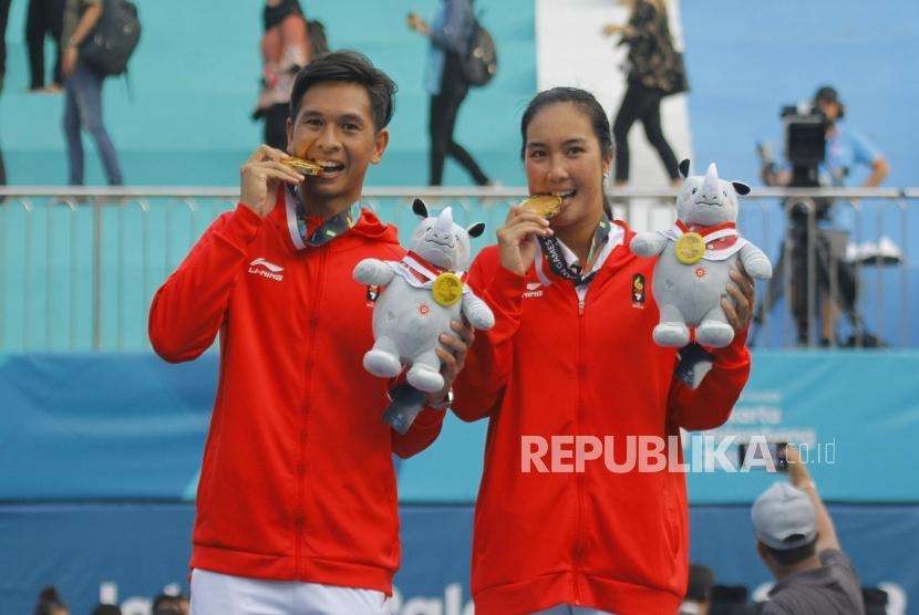 Emas Dari Tenis. Pasangan Ganda Campuran Tenis Christopher Rungkat dan Aldila Sutjiadi saat upacara pengalungan medali cabang Tenis nomor ganda campuran Asian Games 2018 di Komplek Olahraga Jakabaring, Sabtu (25/8).