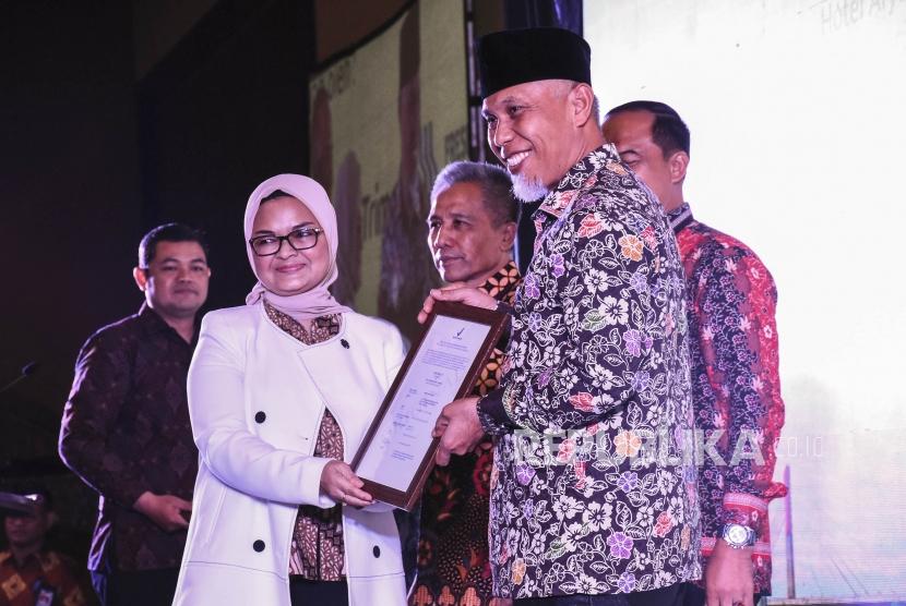 Wali Kota Padang Mahyeldi Ansharullah (kanan).
