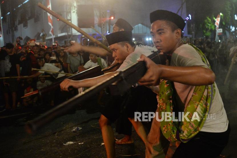 Sejumlah pemeran mementaskan drama kolosal Surabaya Membara di Jalan Tugu Pahlawan, Surabaya, Jawa Timur, Kamis (9/11). Drama yang menceritakan perjuangan arek-arek Suroboyo mempertahankan kemerdekaan RI tersebut dalam rangka memperingati Hari Pahlawan