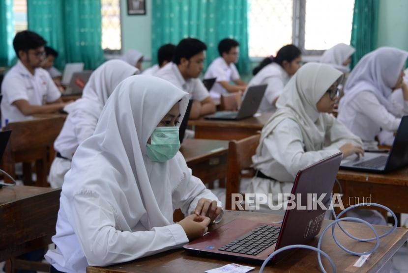 Sejumlah Siswa mengikuti Ujian Nasional Berbasis Komputer (UNBK) di Sekolah Menengah Atas Negeri (SMAN) 28 Jakarta, Senin (1/4).