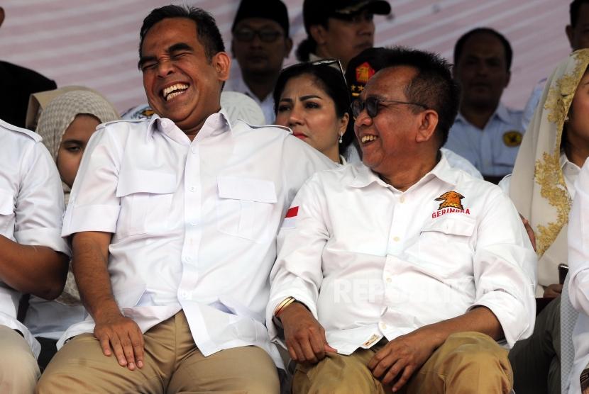 Sekretaris Jenderal Partai Gerindra Ahmad Muzani dan Ketua DPD Partai Gerindra DKI Jakarta Mohamad Taufik (dari kiri) bercengkrama pada acara puncak hari ulang tahun Partai Gerindra ke-10 di Lapangan Arcici, Cempaka Putih, Jakarta, Ahad (11/3).