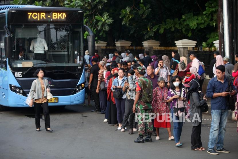Sejumlah warga mengantre di Halte Transjakarta kawasan Cibubur, Jakarta Timur. Transjakarta akan mulai melakukan uji coba rute Bogor-Cibubur pada bulan depan.