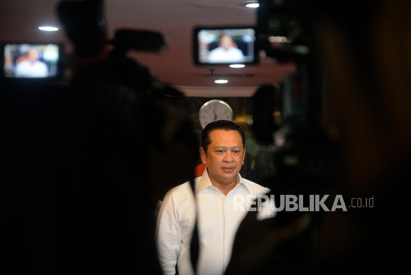 Penambahan Wakil Ketua DPR. Ketua DPR Bambang Soesatyo menyampaikan keterangan pers terkait penambahan jabatan Wakil Ketua DPR di Kompleks Parlemen Senayan, Jakarta, Senin (19/3).