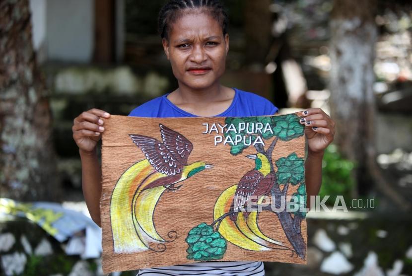 [Ilustrasi] Warga memperlihatkan lukisan kulit kayu di Kampung Asei Besar, Distrik Sentani Timur, Kabupaten Jayapura, Papua. 