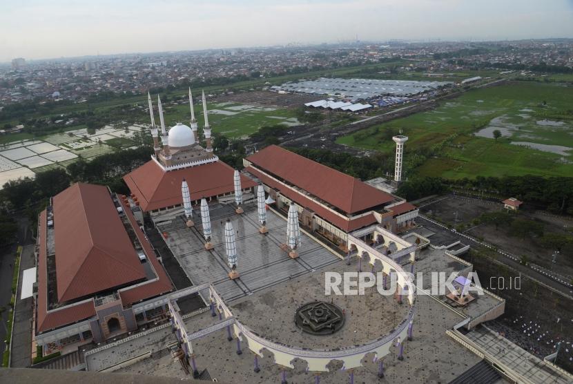Masjid Agung Jawa Tengah (MAJT) yang terletak di jalan Gajah Raya, Kelurahan Sambirejo, Kecamatan Gayamsari, Kota Semarang, Jawa Tengah, Jumat (24/11).