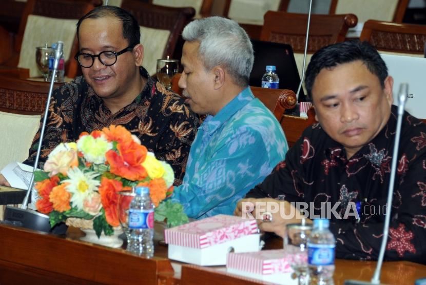 Direktur Jenderal Penyelenggaraan Haji dan Umrah Kementerian Agama Nizar saat menghadirii rapat bersama Komisi VIII DPR RI di Gedung Nusantara II DPR, Senayan, Jakarta, Kamis (1/2).