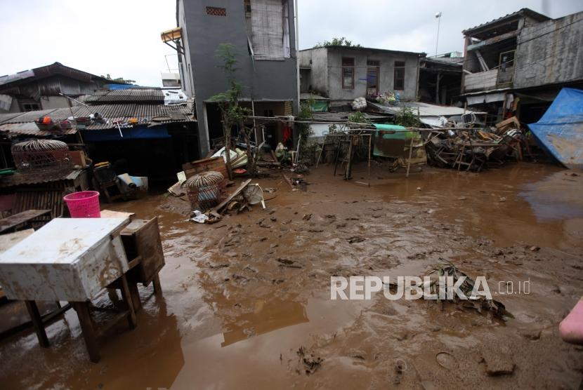 Suasana kondisi lumpur di Kawasan Rawajati pasca banjir, Jakarta, Selasa (6/2).