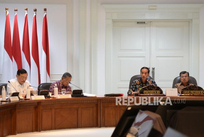  Presiden Joko Widodo (kiri) bersama Wapres Jusuf Kalla saat memimpin Rapat Terbatas terkait kebijakan satu peta di Kantor Kepresidenan, Jakarta, Senin (5/2).
