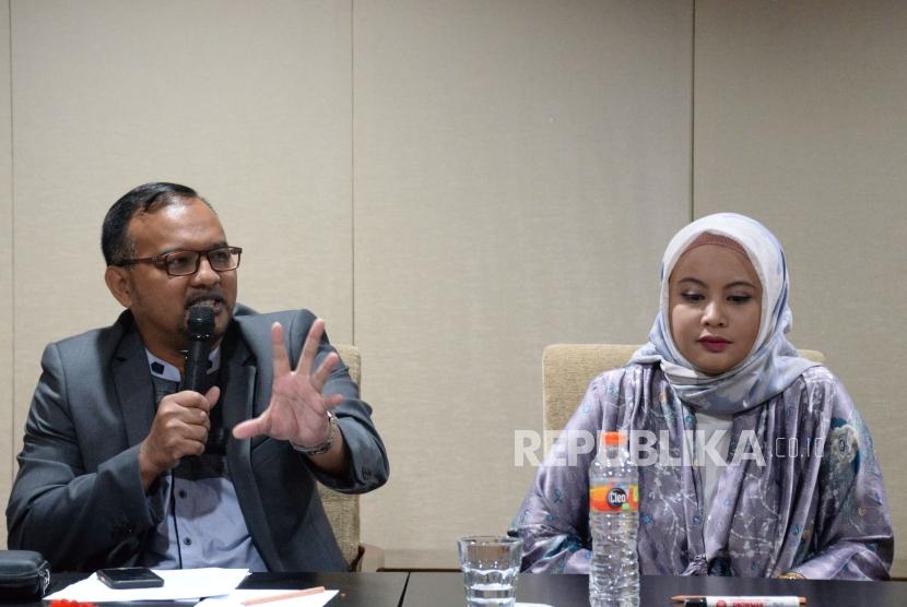 Direktur Utama Dompet Dhuafa (DD) Filantropi Imam Rulyawan (kiri) bersama Brand Manager Wardah Shabrina Salsabila (kanan) memberikan keterangan terkait pelaksanaan Jakarta Halal Things 2018 di Jakarta, Ahad (25/11).