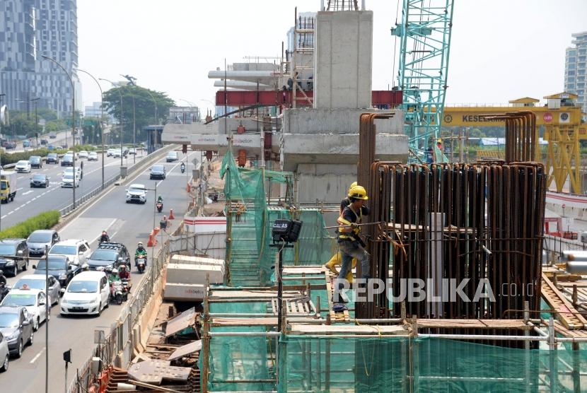 Pekerja beraktivitas diproyek infrastruktur transportasi di Jakarta, Ahad (6/1).