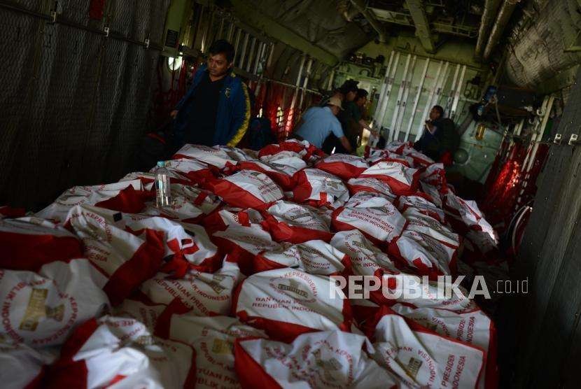 Sejumlah bantuan sembako dipersiapkan untuk diberangkatkan ke Kota Palu, Sulawesi Tengah di Landasan Udara (Lanud) Halim Perdana Kusuma, Jakarta, Ahad (30/9).