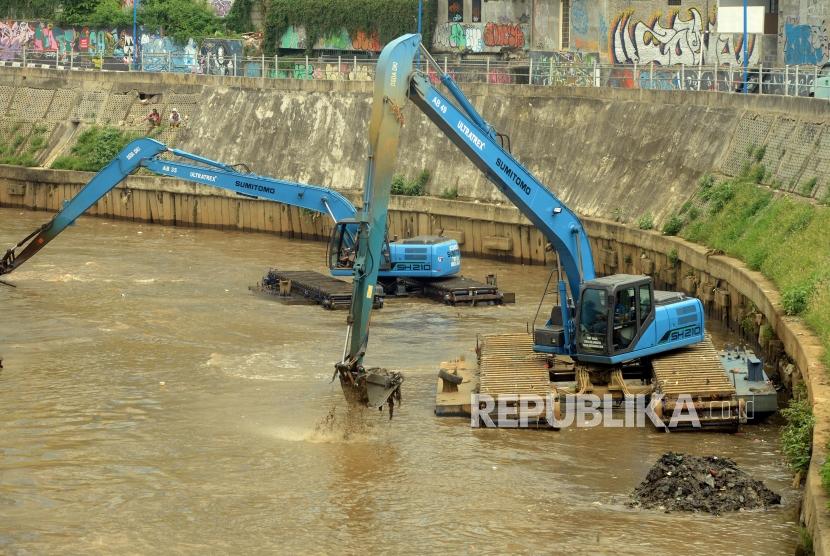 Sejumlah alat berat saat mengeruk sedimentasi lumpur dari aliran kali Ciliwung di kawasan Bukit Duri, Jakarta, Kamis (29/11).