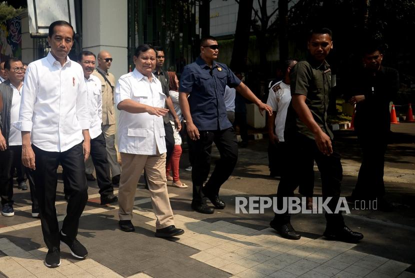 Presiden Joko Widodo dan Ketua Umum Partai Gerindra Prabowo Subianto berjalan menuju pusat perbelanjaan FX Jakarta, Sabtu (13/7).