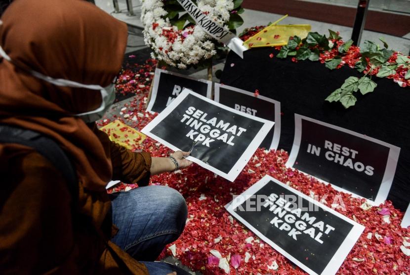 Pegawai KPK usai menabur bunga ke keranda mayat di Gedung KPK, Jakarta, Jumat (13/9).