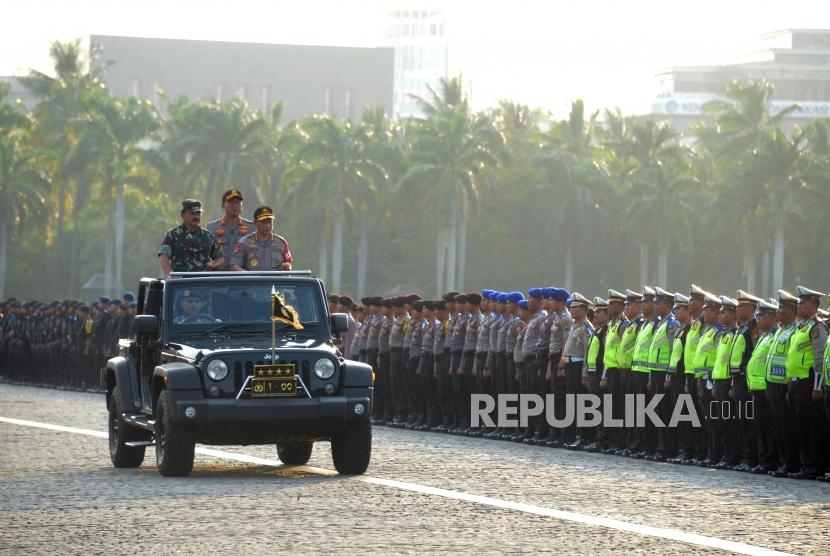 Panglima TNI Marsekal Hadi Tjahjanto dan Kapolri Jenderal Tito Karnavian saat mengecek pasukan gabungan pada apel Operasi Ketupat 2019 di Monas, Jakarta, Selasa (28/5).