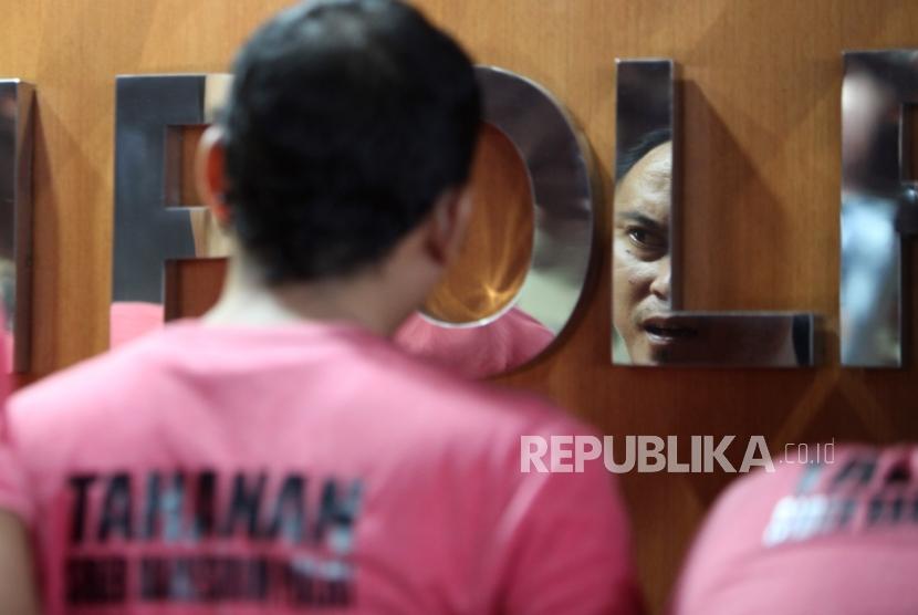 Sejumlah tersangka diperlihatkan saat rilis Pelaku penyebaran isu provokatif dan ujaran kebencian yang terorganisir dengan nama The Family Muslim Cyber Army di Bareskrim Polri, Jakarta, Rabu (28/2).