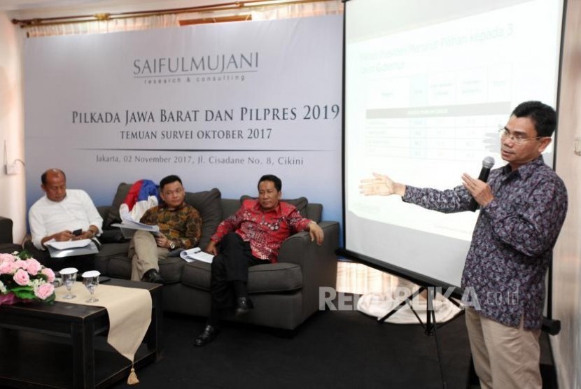 Direktur SMRC Djayadi Hanan (kanan) memberikan paparanya didampingi Politisi Parta Gerindra Supratman Andi Agtas (kedua kanan), Wasekjen Partai Golkar Ace Hasan Syadzili (kedua kiri) dan Politisi Partai Nasdem Saan Mustopa (kiri) saat rilis survei Saiful Mujani Research dan Consulting (SMRC) Pilkada Jawa Barat dan Pilres 2019 di Jalan Cisadane, Jakarta, Kamis (2/11).