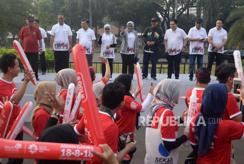 Wakil Prasiden Jusuf Kalla melepas peserta parade Asian Games 2018 di Silang Monas, Jakarta, Ahad (13/5).