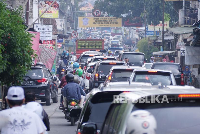 Kemacetan lalu lintas di Jalan Seskoau, Kecamatan Lembang, Kabupaten Bandung Barat, Jumat (7/6).