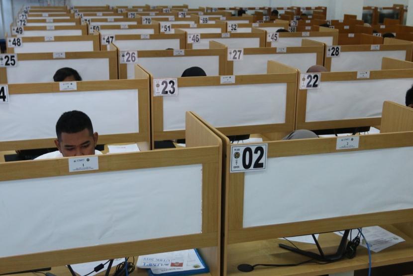 Ilustrasi: Peserta Ujian Tulis Berbasis Komputer (UTBK) menjawab soal pada pelaksaan ujian.