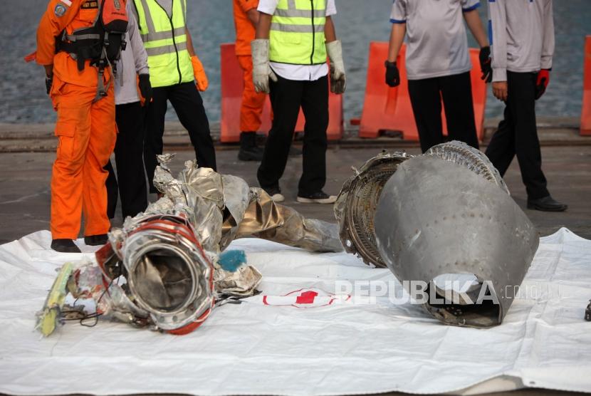Puing pesawat Lion Air JT-610 yang jatuh di Tanjung Priok, Jakarta, Rabu (7/11).