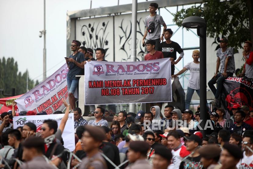Massa pengemudi taksi online melakukan aksi unjuk rasa di depan Istana Negara, Jakarta, Rabu (14/2).