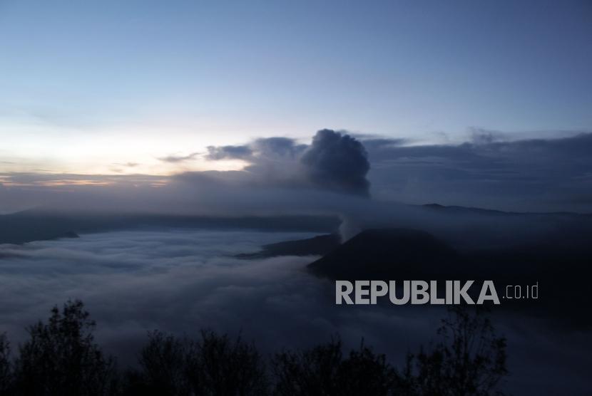 Tampak dari ketinggian gugusan di Taman Nasional Gunung Bromo, Sukapura, Jawa Timur, Senin (27/11).