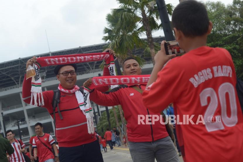 Penonton sepak bola (Ilustrasi). Menurut penelitian, berada di stadion membantu membentuk identitas dan rasa memiliki kelompok serta meningkatkan suasana hati penonton.