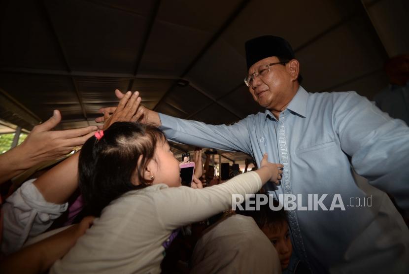 Calon Presiden no urut 2., Prabowo Subianto bersalaman bersama ibu-ibu saat hadir dalam Deklarasi Gerakan Emas (Gerakan Emak dan Anak Minum Susu) di Stadion Klender, Jakarta, Rabu (24/10).