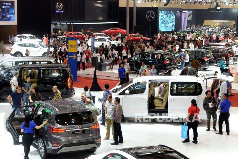 Pembukaan GIIAS 2018.Pengunjung memadati booth ATPM pada gelaran Gaikindo Indonesia Internasional Auto Show (GIIAS) ke- 26 di Indonesia Convention Exhibition Serpong, Tangerang Selatan, Banten, Kamis (2/8).