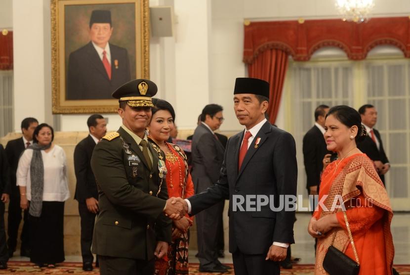 Pelantikan KSAD. Presiden Joko Widodo (kanan) memberikan ucapan selamat kepada KSAD Andika Perkasa usai upacara pelantikan di Istana Negara, Jakarta, Kamis (22/11).