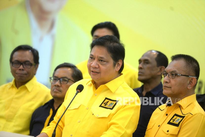 Bahas Persiapan Debat ke-4. Ketua Umum Partai Golkar Airlangga Hartarto menyampaikan keterangan pers sebelum diskusi di kantor DPP Partai Golkar, Jakarta, Rabu (27/3/2019).