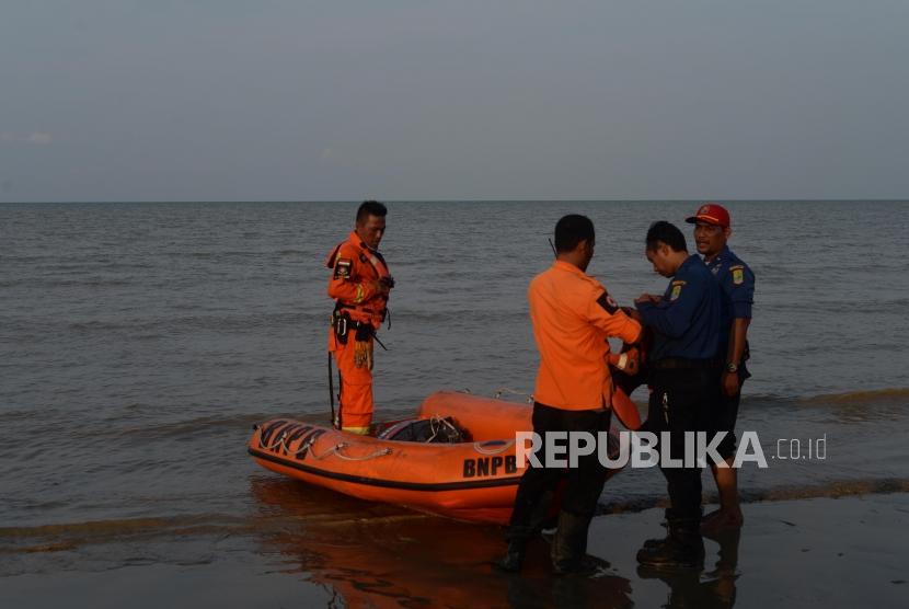 Anggota Basarnas bersiaga di kawasan  pantai  Tanjung Pakis, Pakis Jaya, Karawang Jawa Barat, Senin (29/10).