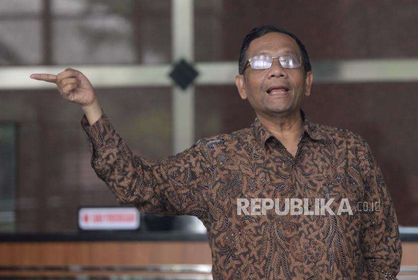 Anggota Dewan Pengarah Badan Pembinaan Ideologi Pancasila Mahfud MD usai berdiskusi di Gedung KPK, Jakarta, Kamis (13/9).