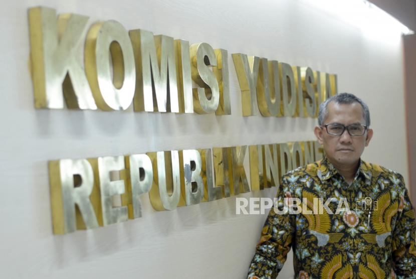 Ketua Komisi Yudisial, Jaja Ahmad Jayus melakukan sesi foto bersama Republika di kantor Komisi Yudisial, Jakarta Pusat, Senin (15/10).