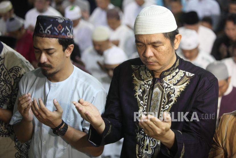 Masjid bersejarah di Kalimantan Utara tetap baca qunut nazilah meski new normal. Ilustrasi doa qunut nazilah