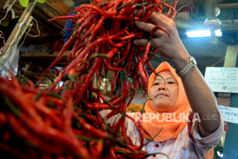 Pedagang menata cabai dagangannya di Pasar Senen, Jakarta, Senin (8/7).