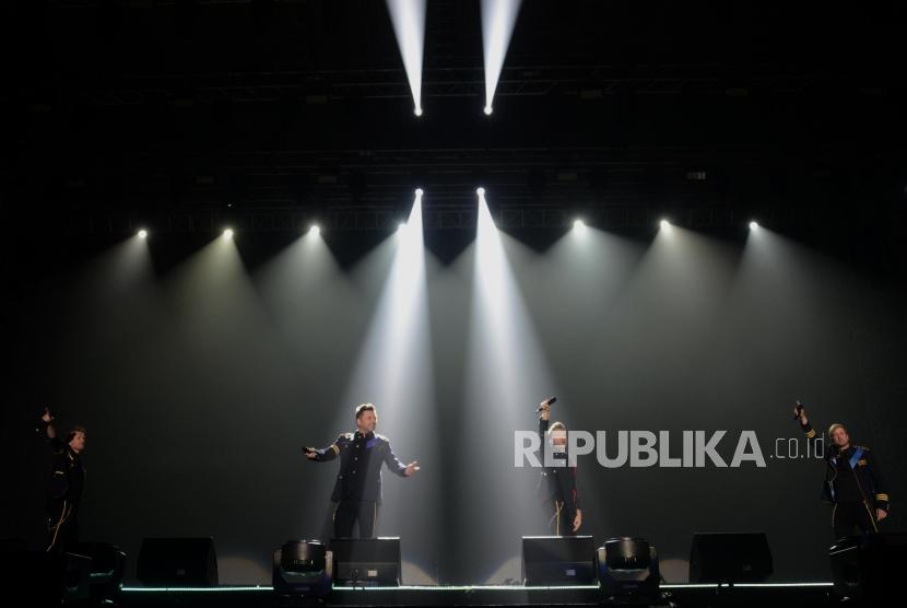 Personel boyband Westlife Nick Byrne, Mark Feehily, Shane Filan dan Kian Egan (dari kiri) saat tampil pada konser Westlife-The Twenty Tour 2019 di Indonesia Convention Exhibition (ICE) BSD, Tangerang, Banten, Selasa (6/8).