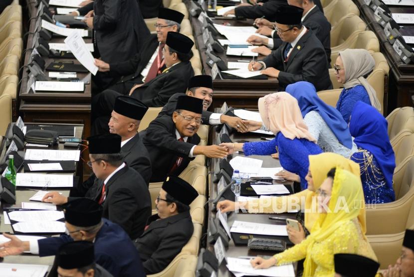Sejumlah anggota DPR,DPD dan MPR mengikuti sidang paripurna dan pengucapan sumpah/janji anggota DPR,DPD dan MPR periode 2019-2024 di Kompleks Parlemen, Senayan, Selasa (1/10).