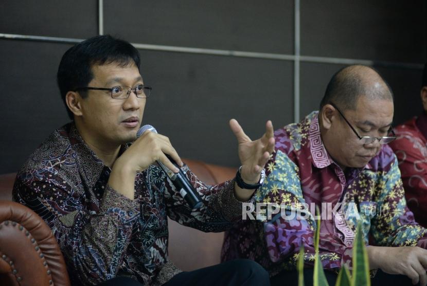 Komisioner Mediasi Munafrizal Manan (kiri) bersama Wakil Ketua Komnas HAM Hairansyah memberikan keterangan pers 