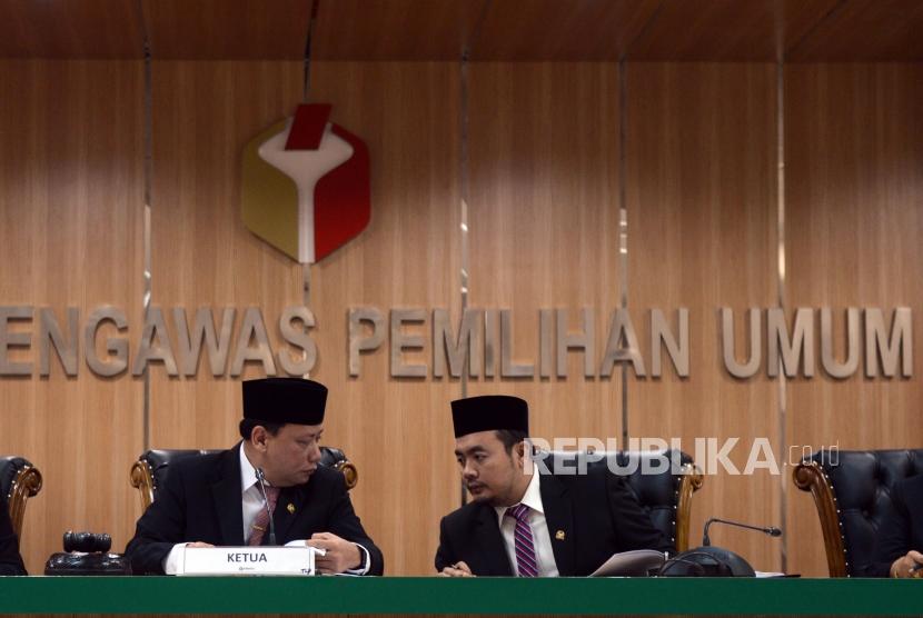 Ketua Bawaslu Abhan (kiri) bersama Mochammad Afifuddin saat memimpin sidang pembacaan putusan pendahuluan atas dugaan kecurangan pemilu terstruktur, sistematis dan masif di kantor Bawaslu, Jakarta, Senin (20/5).