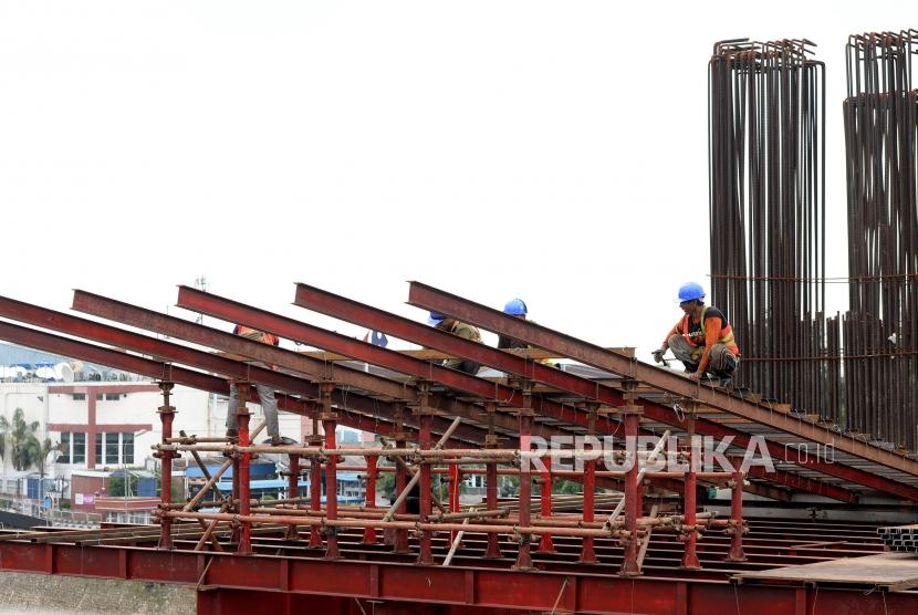 Penopang Pertumbuhan Ekonomi. Pekerja mengerjakan proyek LRT di Jakarta, Ahad (11/2).